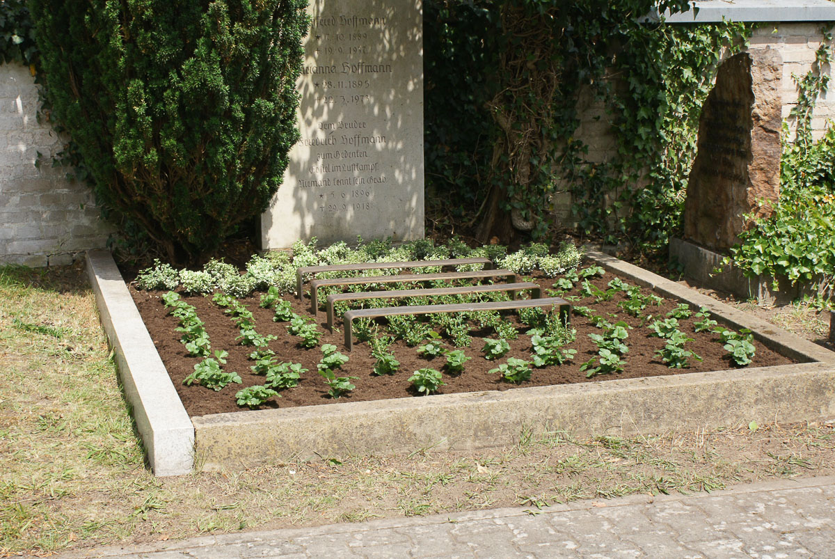 Grabplflege vorher – nachher in Röthenbach Pegnitz – Blumen Werner Grabplflege vorher - nachher in Röthenbach Pegnitz - Blumen Werner