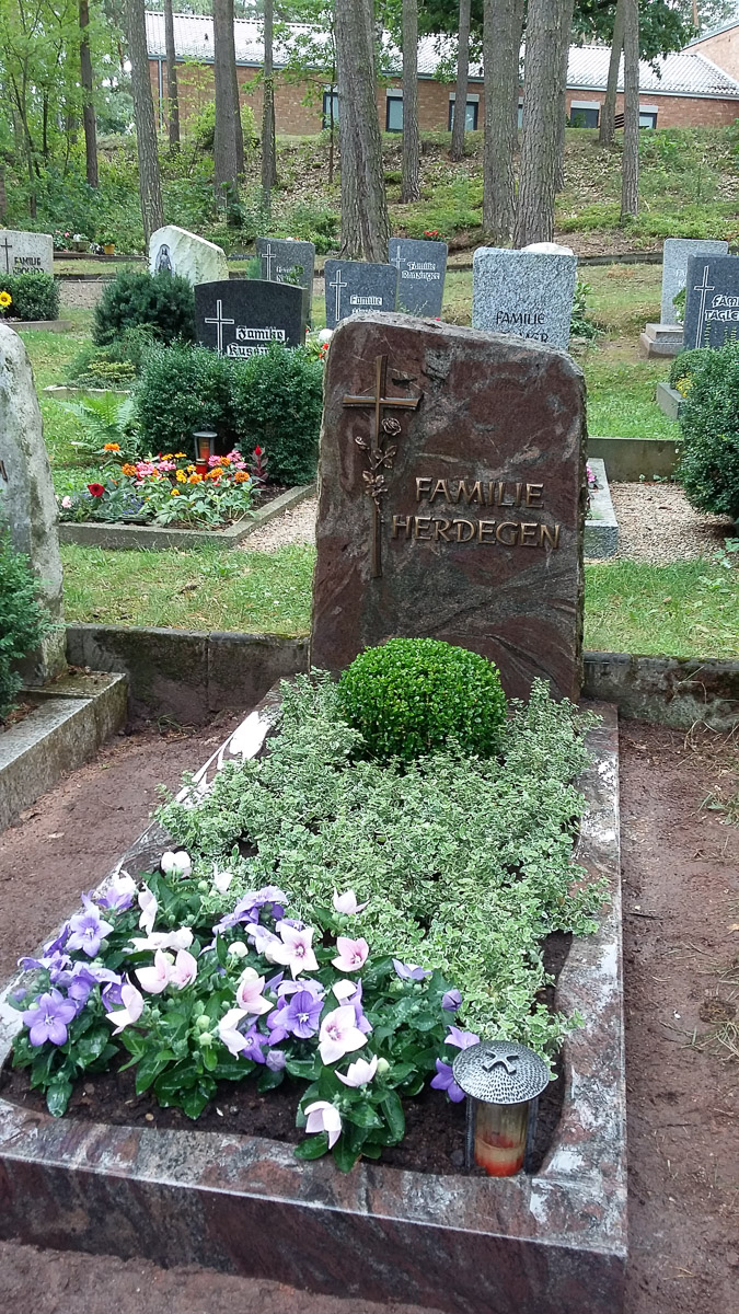 Grabplflege vorher - nachher in Röthenbach Pegnitz - Blumen Werner