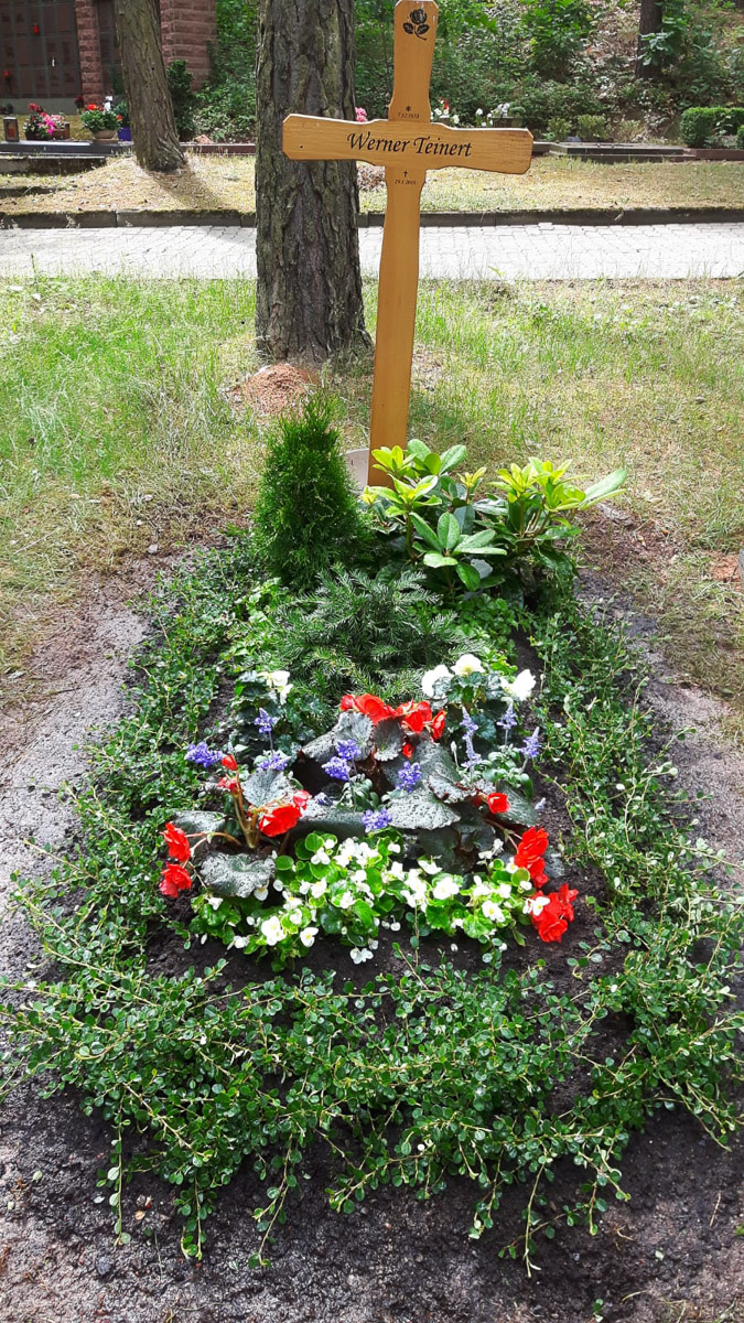 Grabplflege vorher - nachher in Röthenbach Pegnitz - Blumen Werner